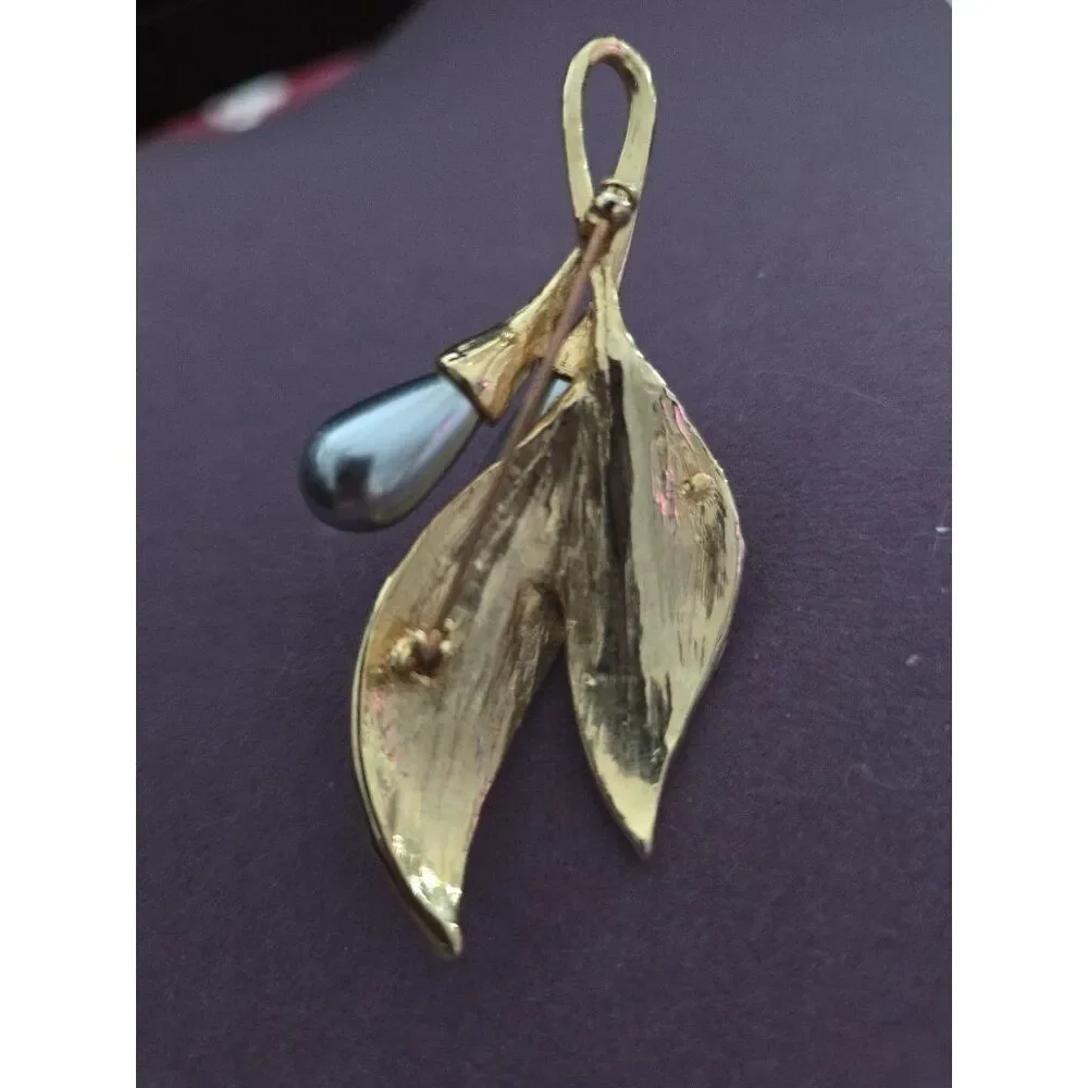 Vintage Graffiti Mid Century Gray Pearl And Enamel Leaf Brooch Pin